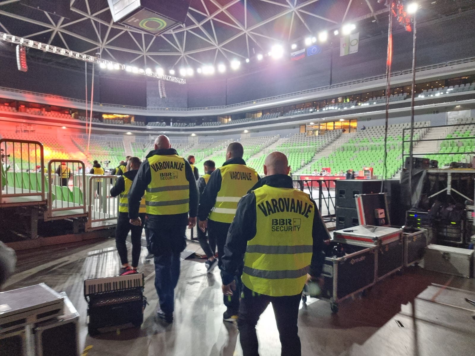 Varnostniki BBR Security v odsevnih jopičih med pripravo prireditve v dvorani